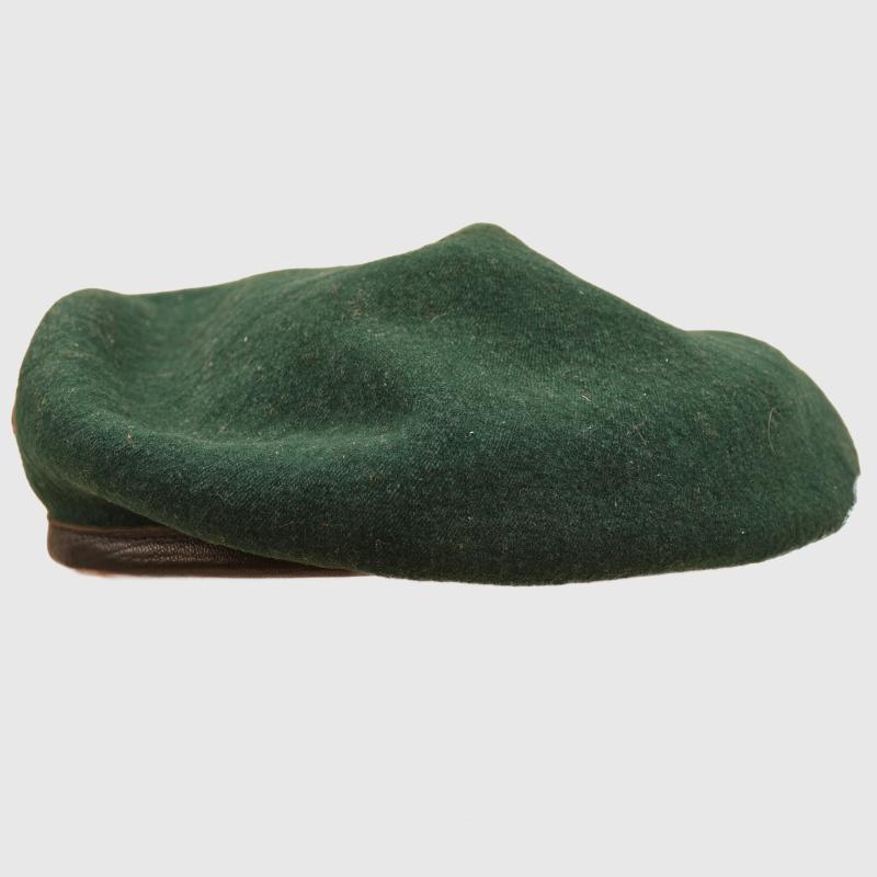 BRITISH WWII ROYAL MARINE COMMANDO BERET AND ARTEFACTS.