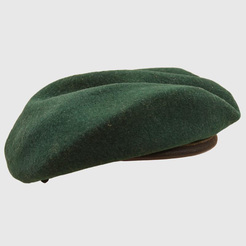 BRITISH WWII ROYAL MARINE COMMANDO BERET AND ARTEFACTS.