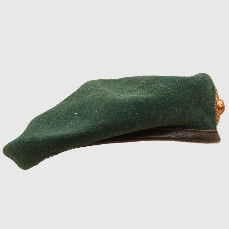 BRITISH WWII ROYAL MARINE COMMANDO BERET AND ARTEFACTS.
