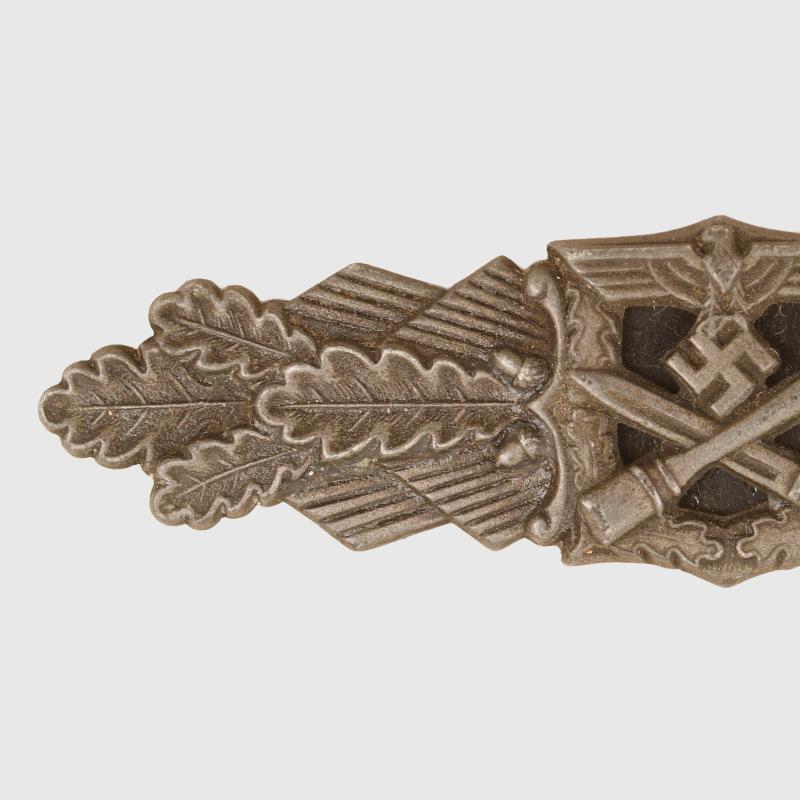 GERMAN WWII ARMED FORCES COMBAT CLASP IN BRONZE.