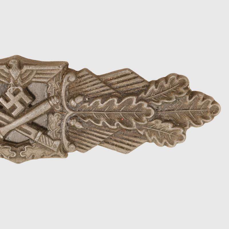 GERMAN WWII ARMED FORCES COMBAT CLASP IN BRONZE.