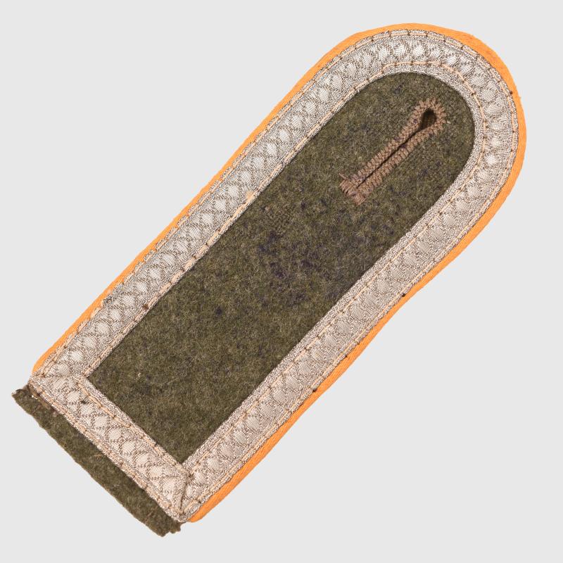 GERMAN WWII CAVALRY NCO SLIP-ON SHOULDER BOARD.