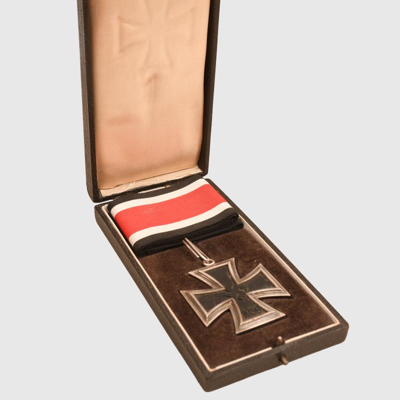 GERMAN WWII KNIGHT’S CROSS OF THE IRON CROSS.