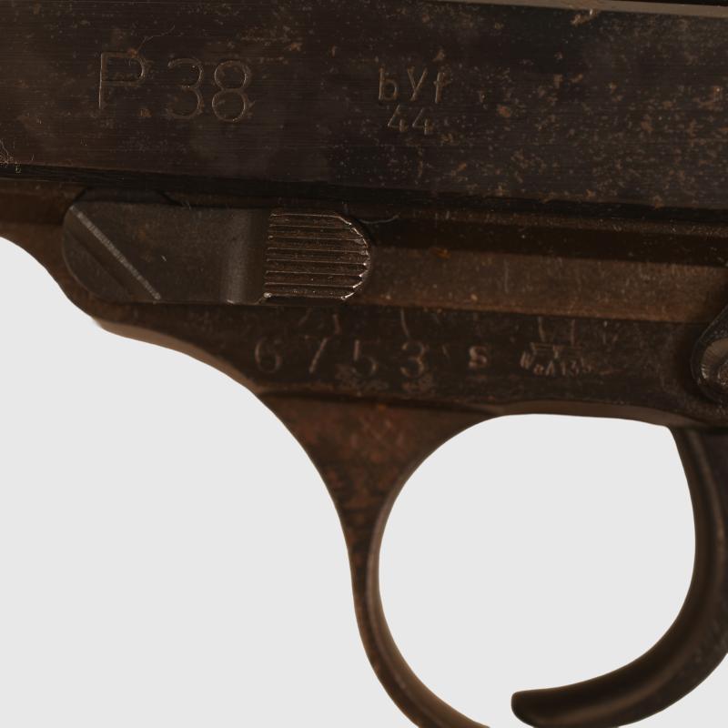 GERMAN WWII WALTHER P38 SEMI AUTOMATIC PISTOL, DE-ACTIVATED.