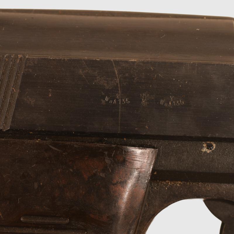 GERMAN WWII WALTHER P38 SEMI AUTOMATIC PISTOL, DE-ACTIVATED.