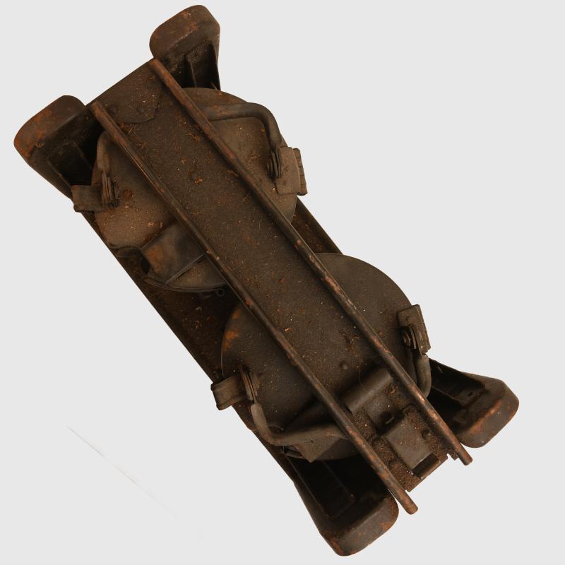 GERMAN WWII MG34 DOUBLE 50 ROUND DRUM CARRYING CASE AND DRUMS.