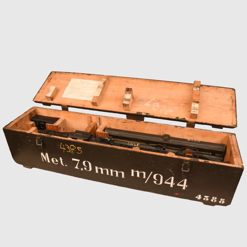 GERMAN WWII MG34 IN TRANSIT BOX WITH GUNNERS KIT AND ALL ACCESSORIES.