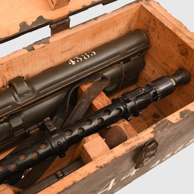 GERMAN WWII MG34 IN TRANSIT BOX WITH GUNNERS KIT AND ALL ACCESSORIES.