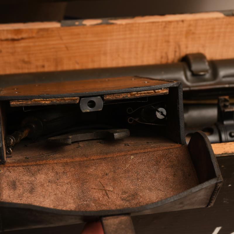 GERMAN WWII MG34 IN TRANSIT BOX WITH GUNNERS KIT AND ALL ACCESSORIES.