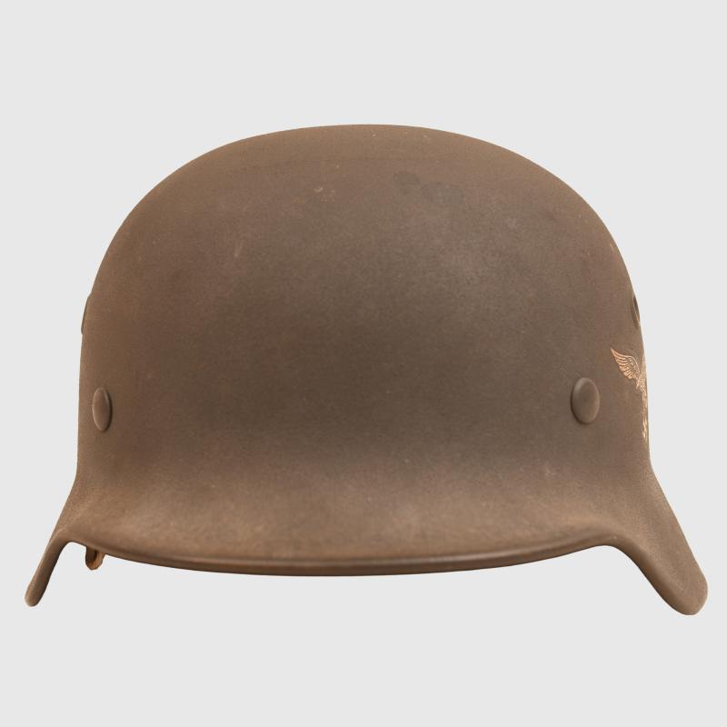 GERMAN WWII LUFTWAFFE M.40 SINGLE DECAL COMBAT HELMET.