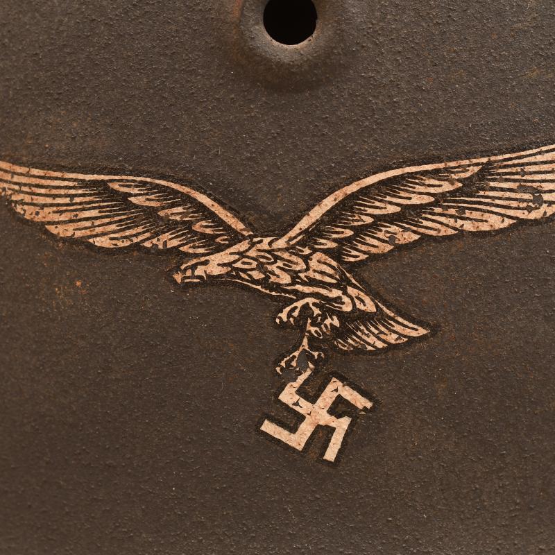 GERMAN WWII LUFTWAFFE M.40 SINGLE DECAL COMBAT HELMET.
