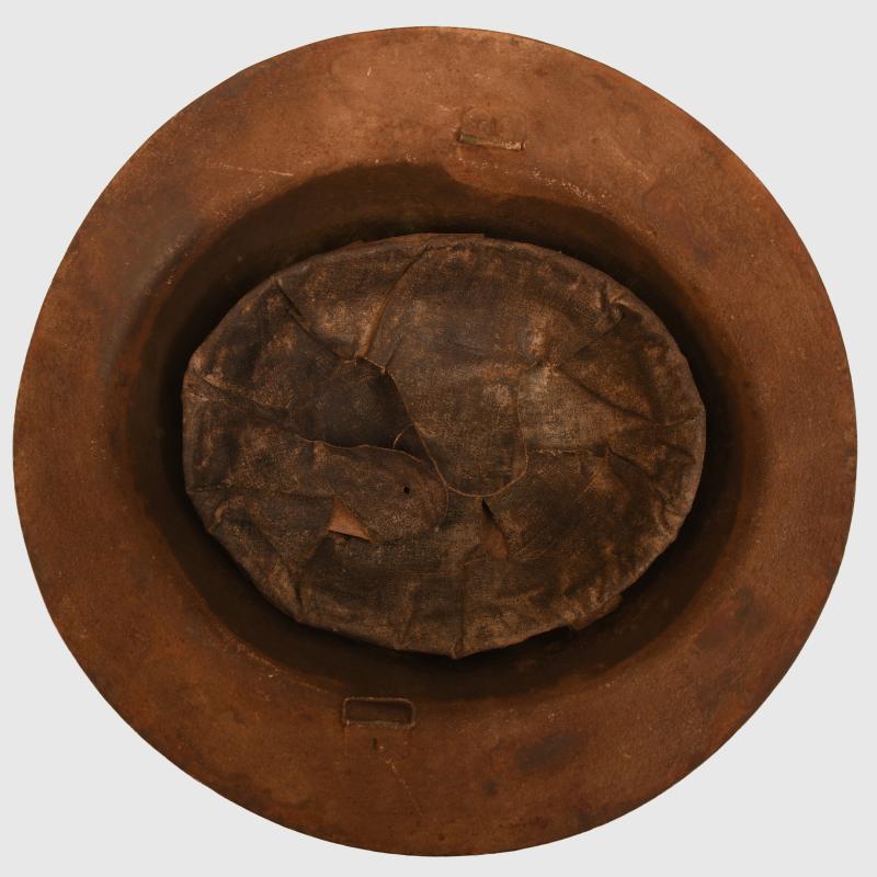 BRITISH WWI BRODIE 1ST PATTERN COMBAT HELMET.
