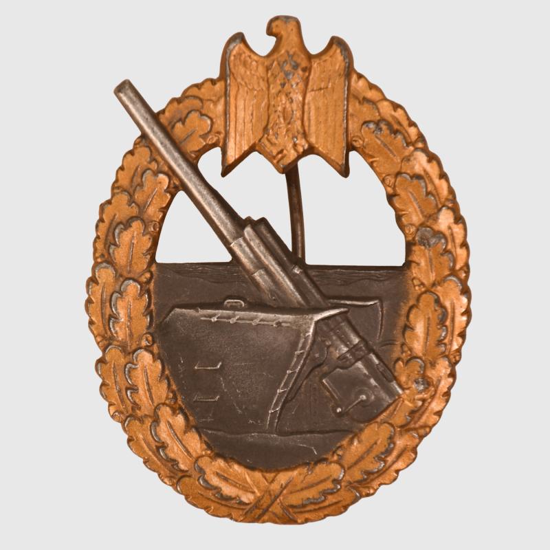 GERMAN WWII KRIEGSMARINE COASTAL ARTILLERY BADGE. MAKER MARKED.