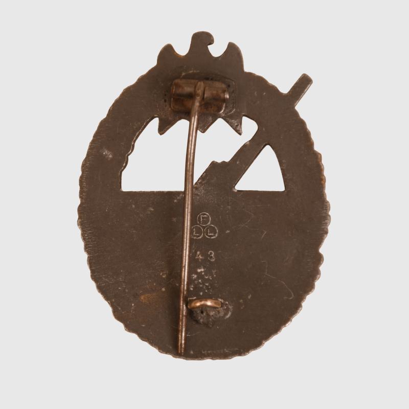 GERMAN WWII KRIEGSMARINE COASTAL ARTILLERY BADGE. MAKER MARKED.