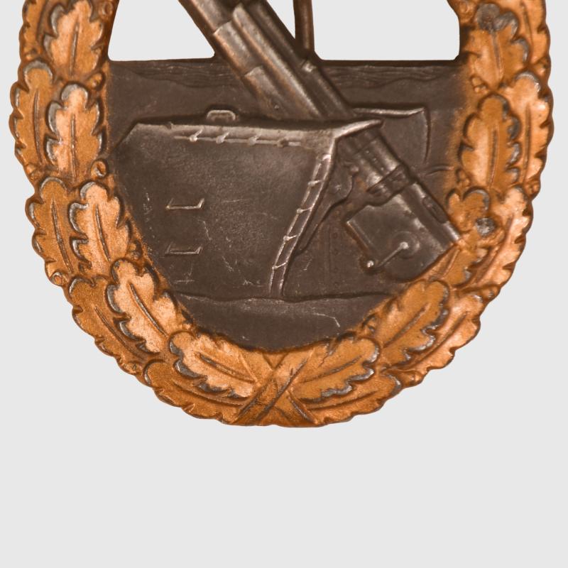 GERMAN WWII KRIEGSMARINE COASTAL ARTILLERY BADGE. MAKER MARKED.
