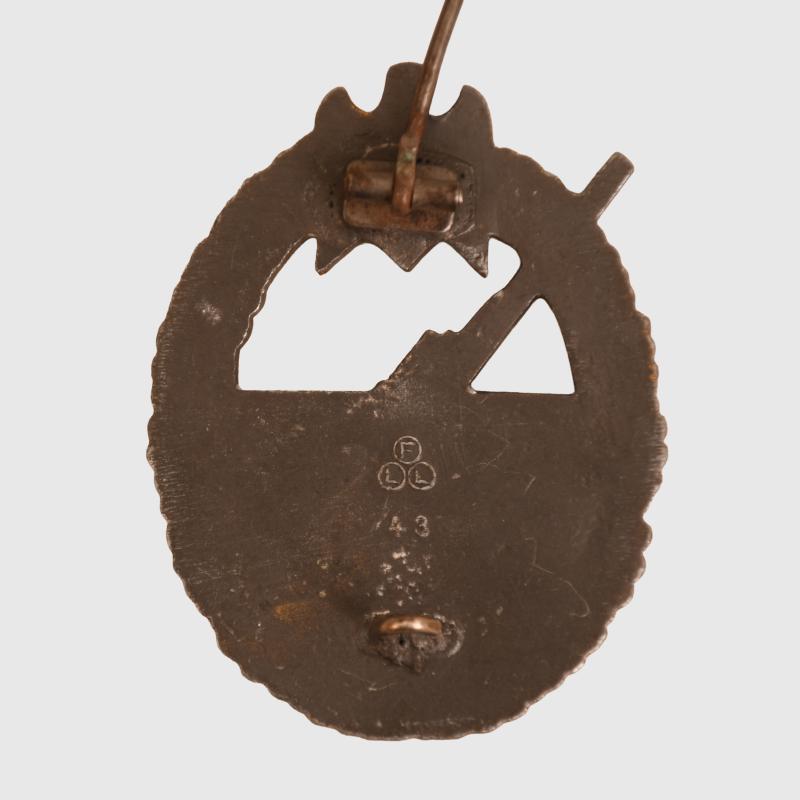 GERMAN WWII KRIEGSMARINE COASTAL ARTILLERY BADGE. MAKER MARKED.