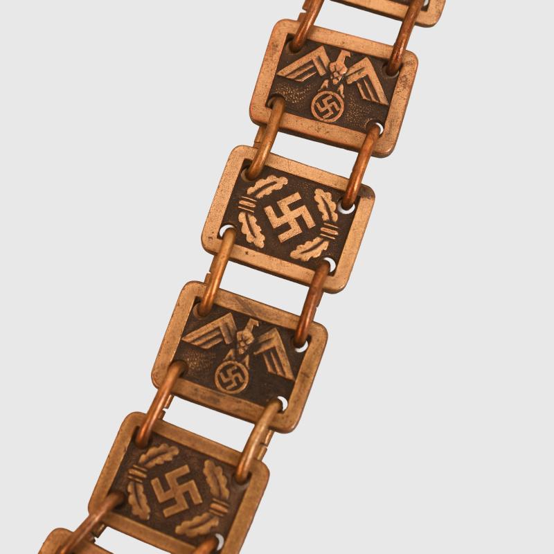 GERMAN WWII POLITICAL LEADERS GORGET.