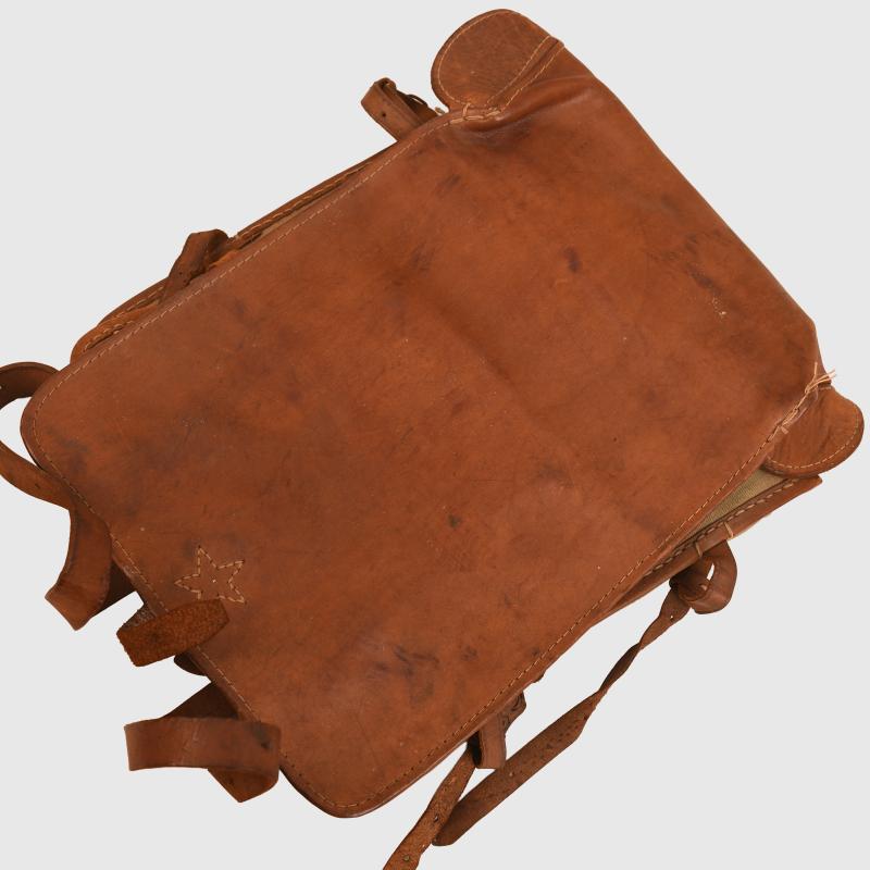 JAPANESE WWII OFFICERS OR NCO LEATHER AND CANVAS BACK PACK.
