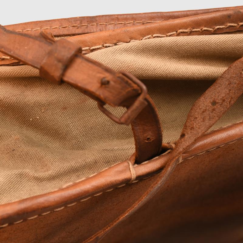 JAPANESE WWII OFFICERS OR NCO LEATHER AND CANVAS BACK PACK.